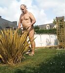 Nu dans mon jardin 2: 10 Nude Pics