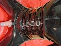 Latex Outfit in High Heels und Analplug: 16 Nude Pics