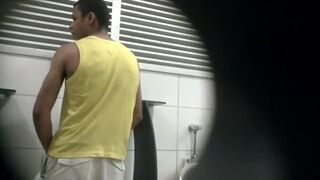 Spying young big cock in public toilet