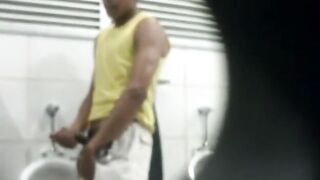 Spying young big cock in public toilet