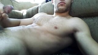 Horny stud shoots his load in his abs